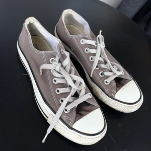 Grå Converse 37,5 - Gråa låga Converse i storlek 37,5. Använt men bra skick, inga stora slitningar.