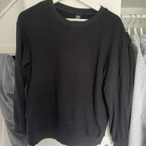Svart sweatshirt från shein, knappt använd. 70kr inklusive frakt