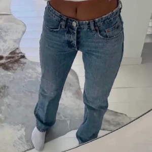 Populära zara jeans - INTRESSEKOLL!!! Funderar på att sälja mina zara jeans som är slutsålda på hela hemsidan.💗 Dem är helt nya och endast testade! Två första bilderna är lånade!! Många intresserade, budgivning gäller!💗💗 Frakten är ej inräknad i priset☺️ Högsta budet är 400kr! OBS, MAN ÄR FAST VID SITT BUD!!