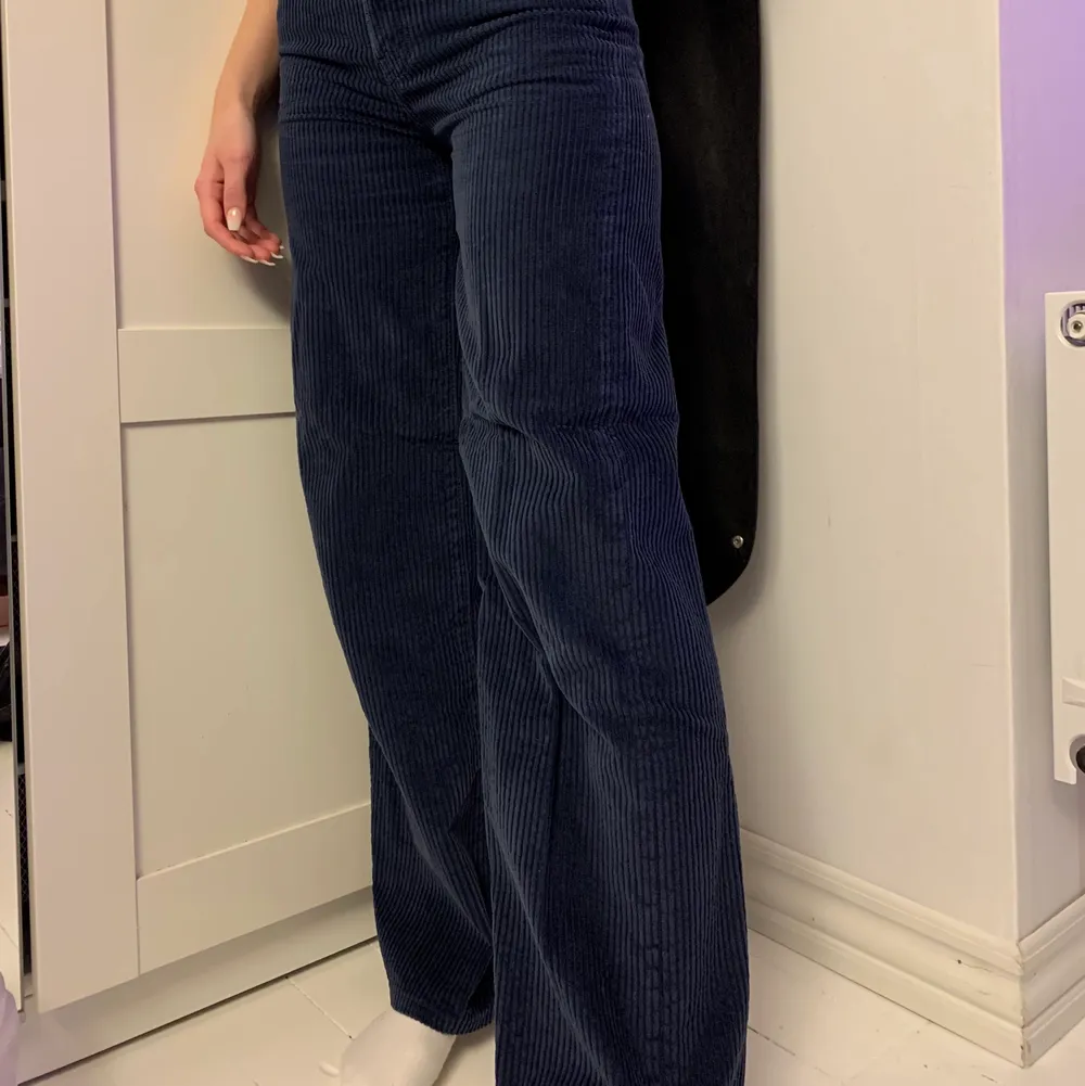 Lägger ut igen pga strul! EFTERTRAKTADE Levis jeans i modellen ribcage wideleg! Jeansen är i Manchester och är väldigt långa. Har använts väldigt få gånger så ser nästan nya ut. Jeansen är i storlek 24 men skulle säga att de även passar storlek 25. Frakt tillkommer!. Jeans & Byxor.