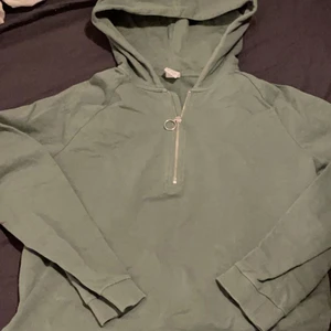 Cropad hoddie  - Grön cropad hoddie med liten dragkedja från Lindex              Köpare står för frakt 🤍