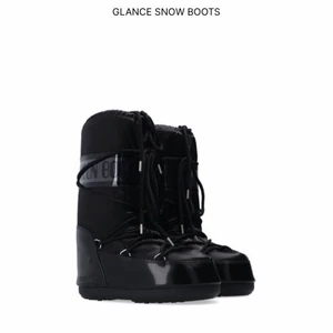Moon boots - Ett par höga, svarta moon boots🖤 Aldrig använda! Prislappen sitter fortfarande på. Säljer då dom inte kommer komma till användning. Budning pågår!!