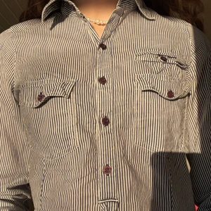 Randig vintage Skjorta strl S - En randig ”vintage” skjorta från Zara i strl S. Skjortan har fickor och knappar. Super din skjorta och jag tycker dne sitter så snyggt. Den är liksom lite figursydd. Skjortan är vit och ljusblå med marinblåa knappar. Säljer den för att den inte kommer till användning. Skriv om ni vill ha fler bilder <3