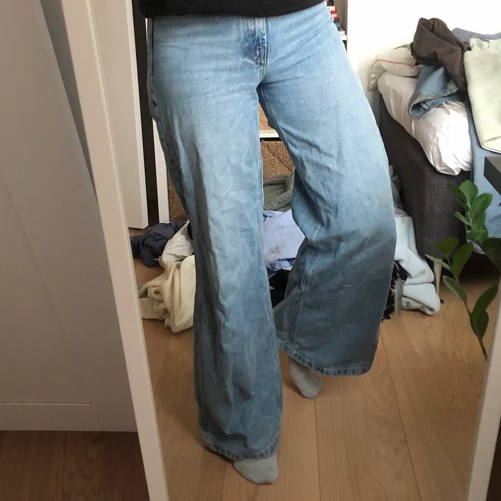 Lite skrynkliga på första bilden!! Perfekt långa och sitter perfekt. Jag har inte 34 i vanliga fall, utan typ 36/38, men dessa jeans sitter som jag vill i alla fall. Jeans & Byxor.