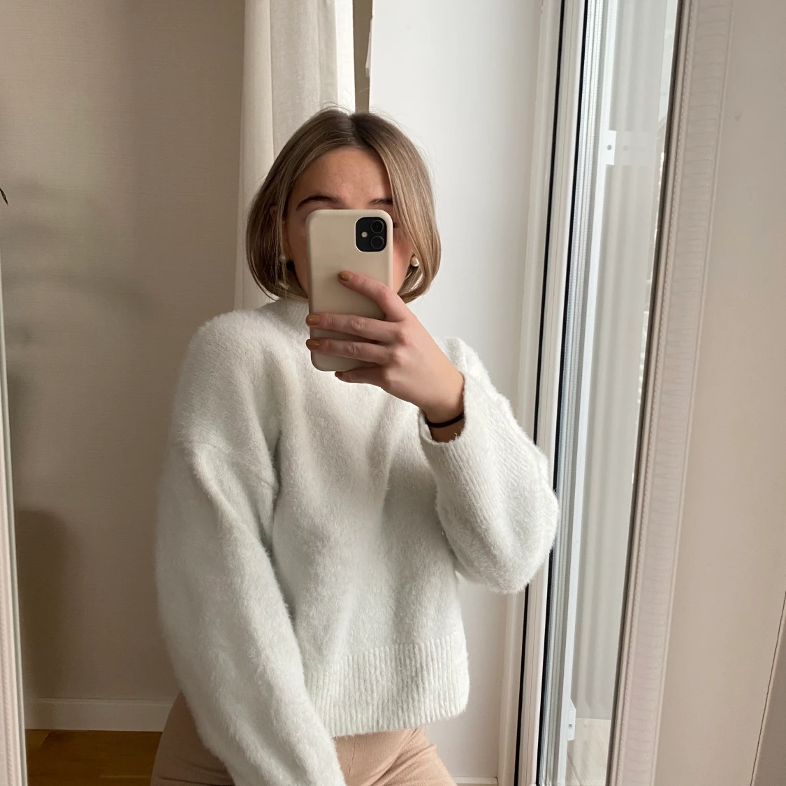 Vit stickad tröja med halvpolo  - 91