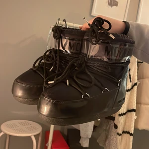 Moonboots - Dessa moonboots är nästan helt nya och påse följer med byter helst mot ett par höga som också är svarta men säljer också för 1300kr