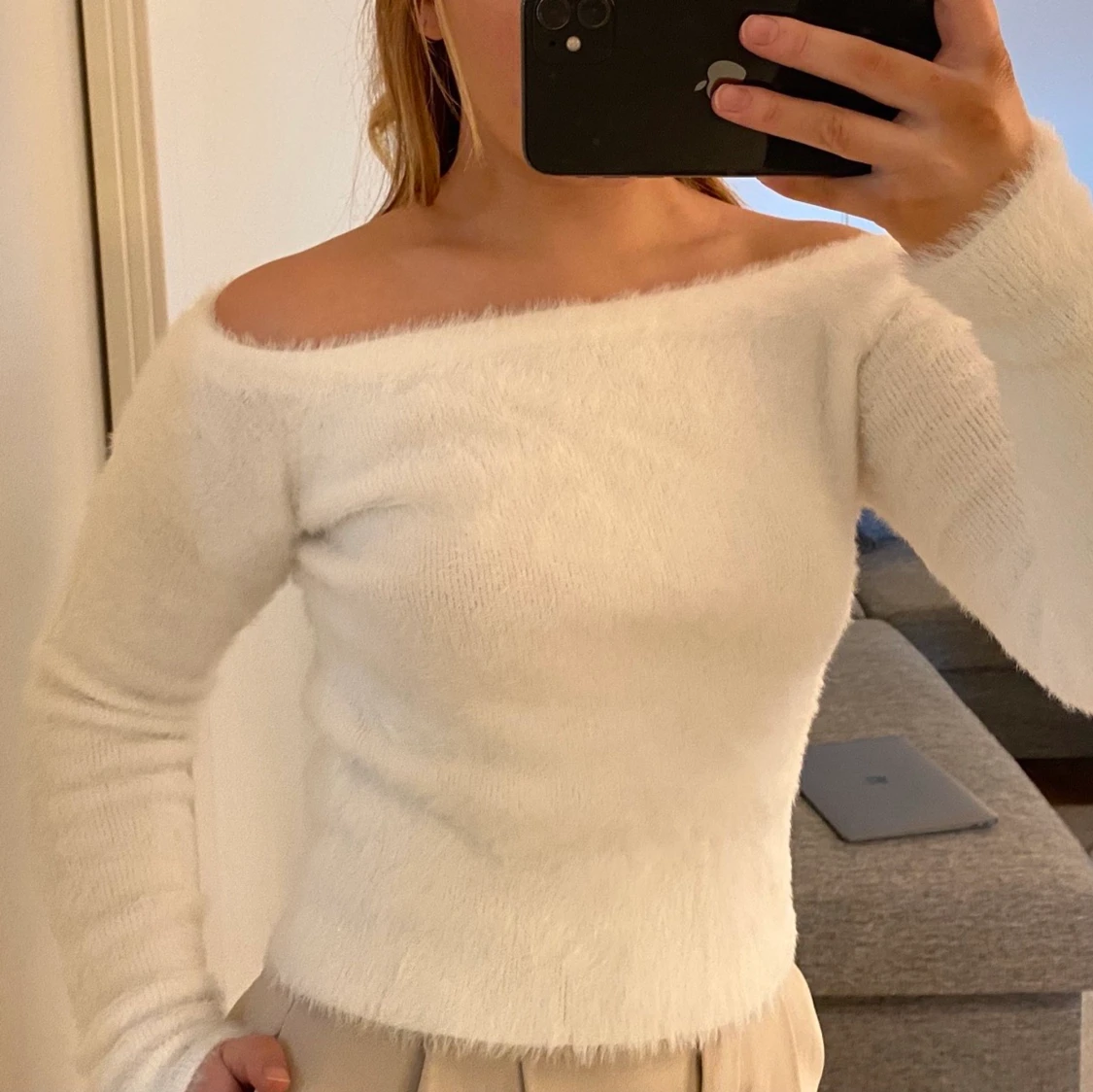 Vit fluffig tröja