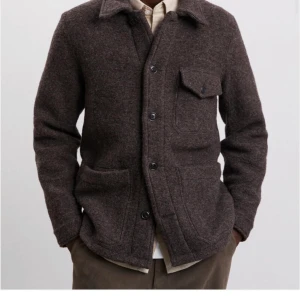 Oanvänd Overshirt - Julklapp som satt för dåligt på mig och säljer eftersom släktingen hade inget kvitto. Det har kvar lappen och är alltså aldrig använd. Nypris 1800kr. Behöver ni mer bilder så skickar jag