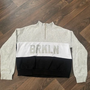 Tre stycken tröjor  - Endast använda några gånger. Alla plagg tvättas innan köp. Jag säljer alla plaggen med varandra ej enskilt. Den svarta och den grå, vit, svarta är i storlek 146-152. Den blåa är i storlek XS.