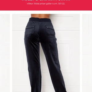 Juicy couture mörk blått set - Har andvänd de i ca 2 veckor och vill nu byta till en roligare färg så om nån har en annan färg tveka inte att kontakta mig om du har ett set!! Storlek xs i byxorna och s i tröjan.