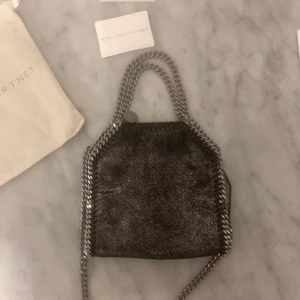 Stella McCartney falabella - Funderar på att sälja min stella McCartney väska i modellen falabella tiny. Jättefint skick💓är inte säker på att jag vill sälja men kom gärna med bud👽Köp direkt för 4000kr