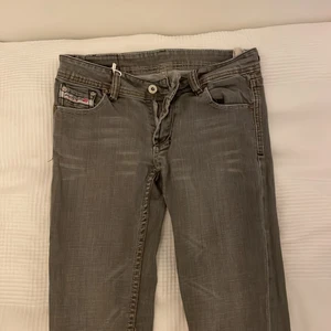 Lågmidjade gråa dieseljeans - Asballa lågmidjade gråa dieseljeans. Perfekta plagget att ha i garderoben då de passar till allt. Storlek 27x32 men skulle säga att de passar en xs. Starbud: 250☺️