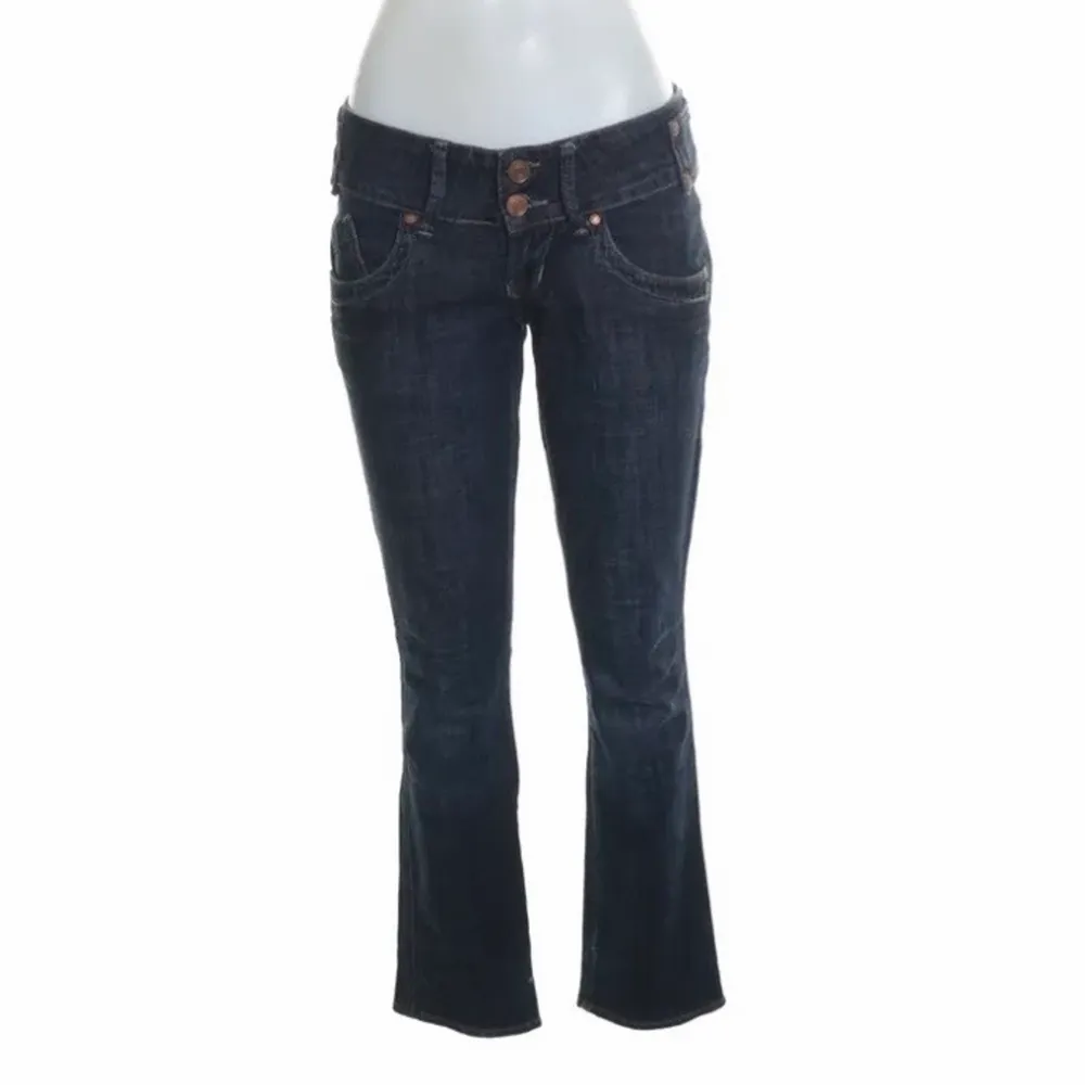 Jättesöta y2k lowrise jeans i storlek 27💖 fint skick men säljer eftersom dem är för små:). Jeans & Byxor.