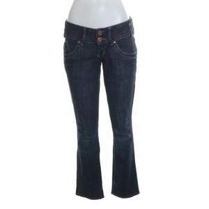 Jättesöta y2k lowrise jeans i storlek 27💖 fint skick men säljer eftersom dem är för små:)