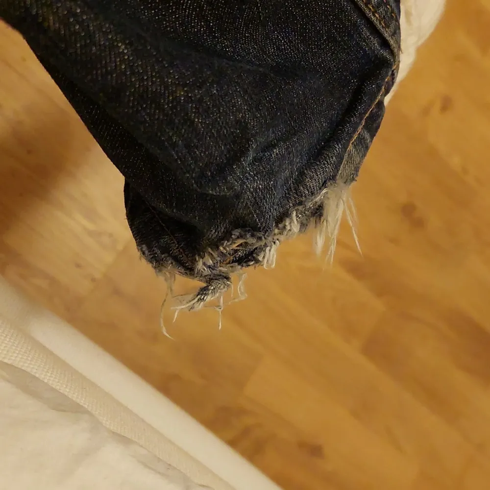 Säljer dessa skitsnygga blå lågmidjande jeans från Peak Performance💫 Är raka jeans med lös passform. Är lite trasiga vid foten, men annars bra skick! Kan mötas upp I Göteborg, annars tillkommer frakt❤❤ Pris kan diskuteras😊. Jeans & Byxor.