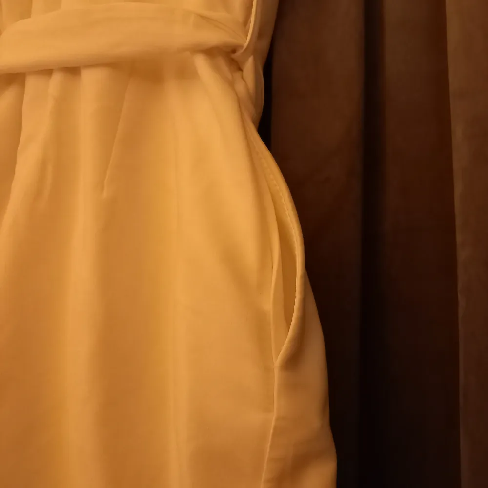 Jättefin vit klänning som jag har använt 1 gång💕Fint skick! Skriv för fler bilder💕. Klänningar.