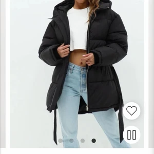 Nelly jacka storlek S - Snygg, varm jacka som går att knyta i midjan. Aldrig använd, lapparna sitter kvar! Nypris 799:-