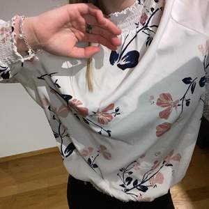 Jättefin långärmad blommig blus ifrån Vero Moda. Storlek L. Knappt använd