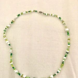 Halsband - Halsband med gröna pärlor! Frakten kostar 12kr. Hör av dig om du vill köpa