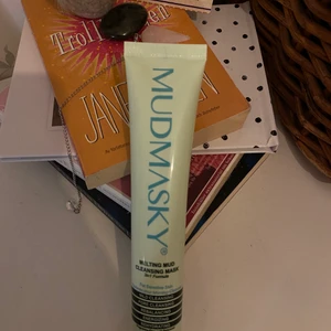 Hudvård  - Ansiktsmask och rengöring i ett! Fick i julklapp men har redan en sen innan. Den är helt oanvänd och orörd<3  Kostar 500kr på hemsidan, mitt pris är 80kr! Kan tänka mig att sänka priset vid snabb affär!🎄😋