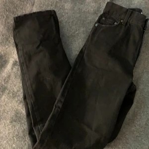 Svarta jeans bershka  - Superfina jeans från bershka i strl 34 men jag skulle säga att de sitter lite mer som en 32 men långa i benen. Säljer de för att de var fel storlek för mig därför sitter även prislappen kvar. Alltså helt oanvända😊 100kr + frakt 
