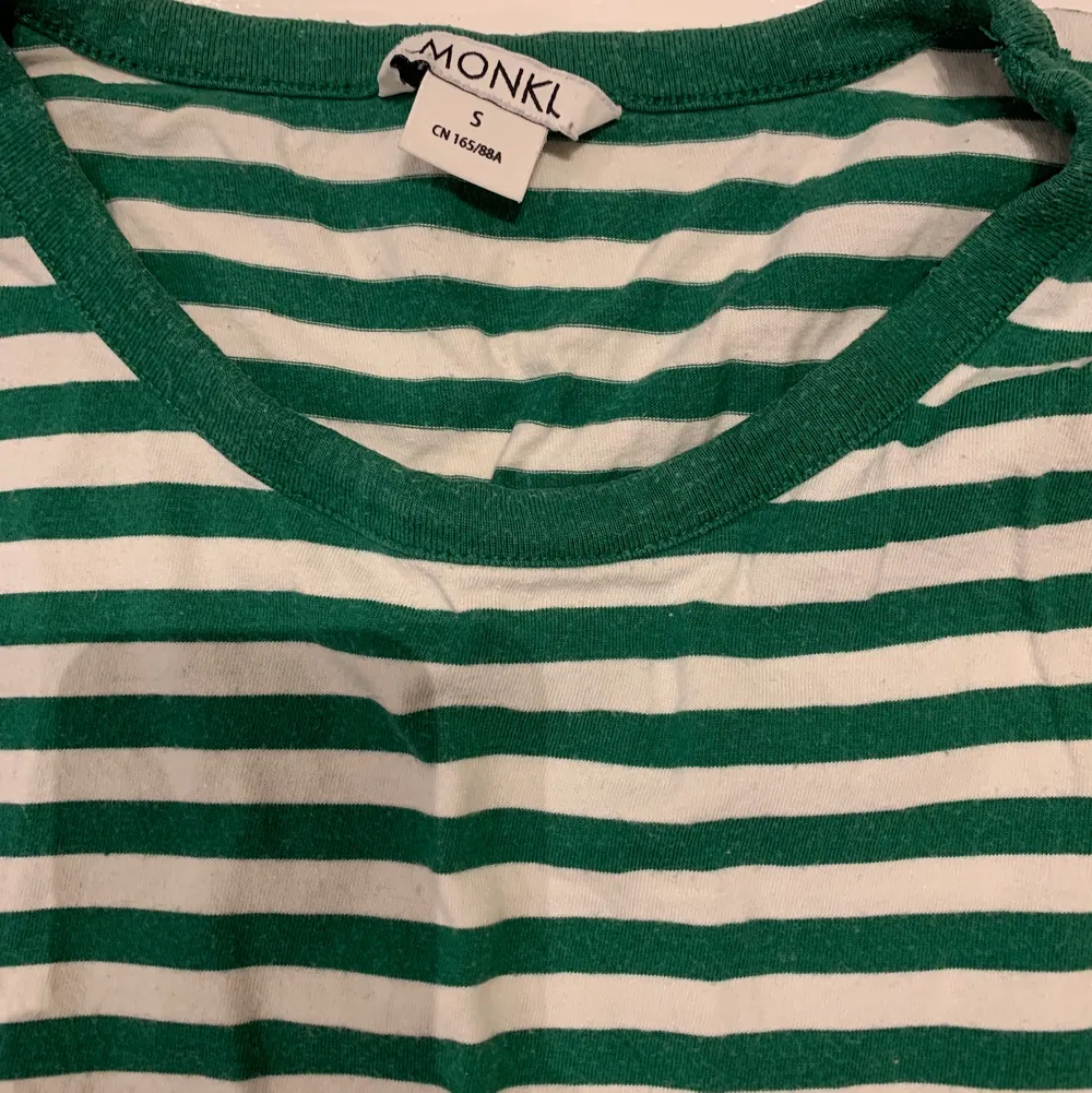 en randig grön tröja från monki💚. Tröjor & Koftor.