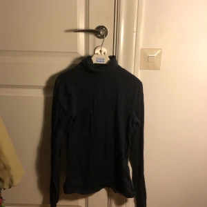 Stickad tröja - Frakt ingår och pris kan diskuteras 