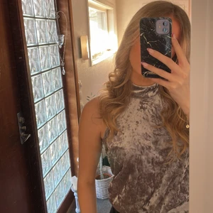 söt topp med öppen rygg - metalliskt material, polo, öppen i ryggen🖤 aldrig använd. pm vid frågor/önskemål om fler bilder