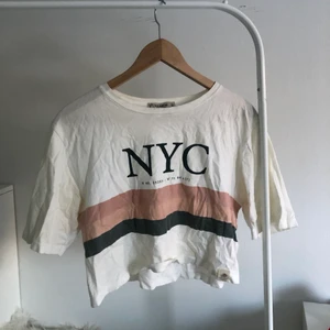 Croppad topp - Vit cropp-topp med text