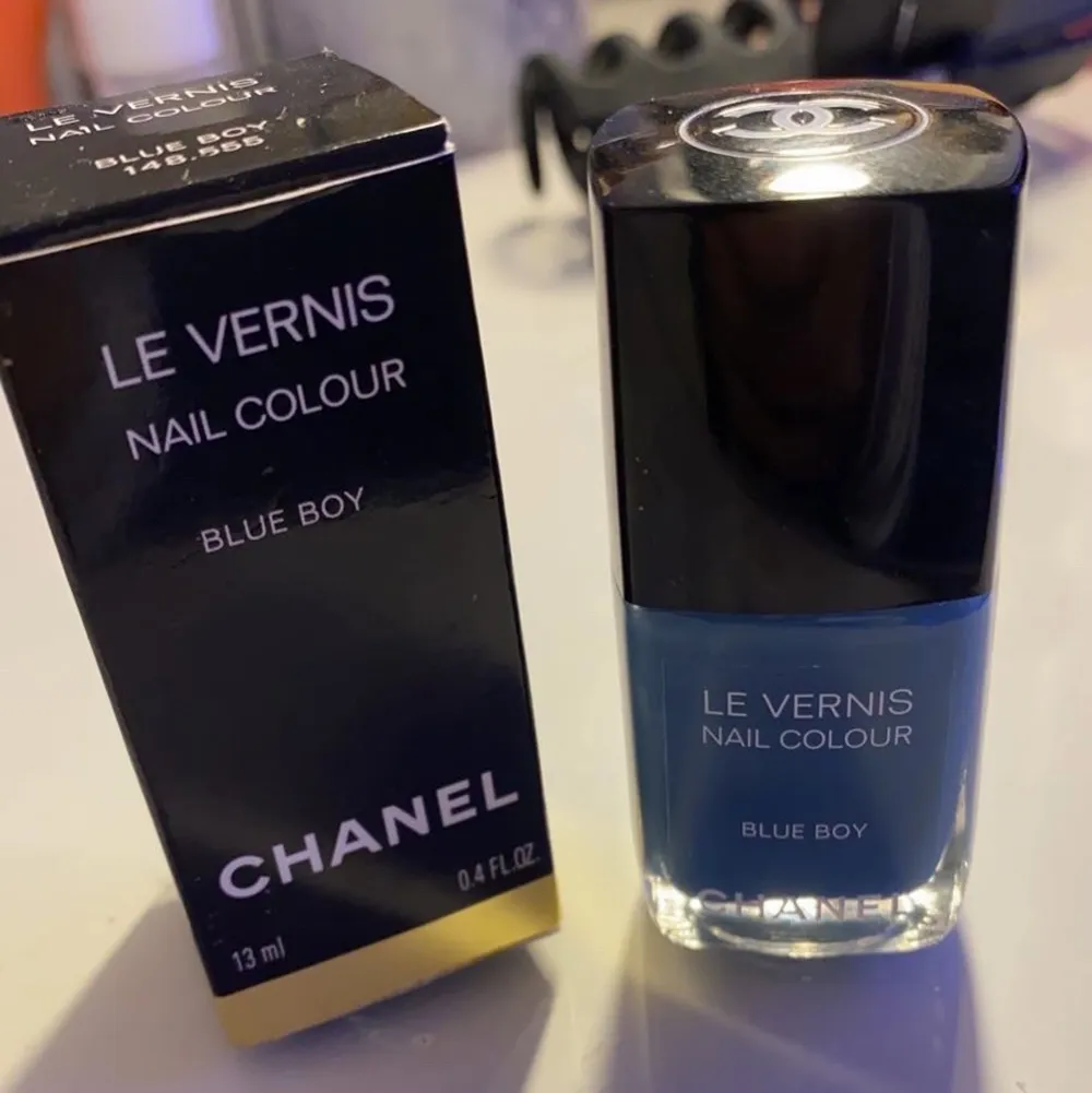 Säljer mitt oanvända Chanel nagellack då den inte kommer till användning . Den är i bra skick och är i färgen ”Blue Boy” . (Org pris 375kr ). Övrigt.