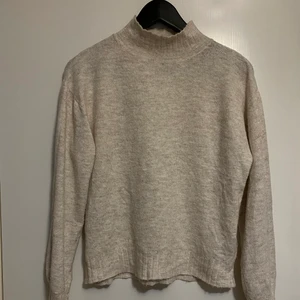 New Yorker stickad tröja, storlek S - Tunn stickad tröja i storlek S från New Yorker i färgen beige. Skön och fin tröja som är i bra skick. 