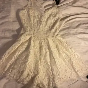 en superfin spetsad klänning som även har shorts🥰 skriv för fler bilder 