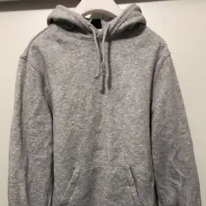 Superfin oanvänd grå hoodie i toppen skick, inte fått någon användning av!! 💗 Gratis frakt vid köp av fler saker!! 📦✅