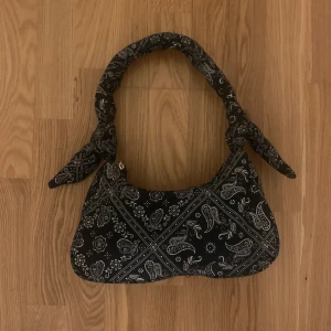 Zara väska  - En as cool väska från zara med bandana mönster.