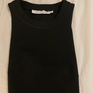 Träningstopp från Calvin Klein - Snygg träningstopp från Calvin Klein som köptes på Pondus för 500kr. Aldrig använd därav är den i nyskick! Sitter superfint på och är perfekt i längden. Storlek M. Köpare står för frakt💕