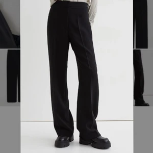 Svarta kostymbyxor  - Jättefina svarta kostymbyxor i storlek 34 från H&M. Använda 1 gång så de är i superbra skick, kom privat för fler bilder. Originalpris 499 kr.