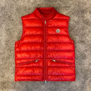 Moncler - Moncler gui.      Size 3.   Cond 8/10.   LÅNAD BILD. Har exakt den på bild