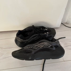 Yeezy 700 V3 Alvah  - Yeezy 700 V3 Alvah i storlek 37,1/3 / US5. I använt men bra skick, lite smuts som enkelt går att tvätta bort. Box medkommer