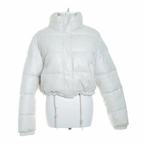 Bershka puffer jacket S - Nästan helt oanvänd, är i jättefint skick. Köpte den förra vinter men blev för liten nu i år. Säljer för billigt pris💓