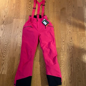 Skidbyxor  - Säljer ett par helt nya skidbyxor i en snygg rosa färg. Säljer de för att de tyvärr inte matchade med min jacka. Köpare står för frakt. Skicka privat för fler bilder