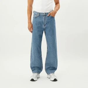 Jeans  - Bekväma o snygga vida jeans😁 sitter oversize vilket är både trendigt o snyggt i dagens samhälle🔥 i väldigt fint skick förutom där nere då dom är lite nedtrampade vilket jag inte anser är ngt problem🤷 