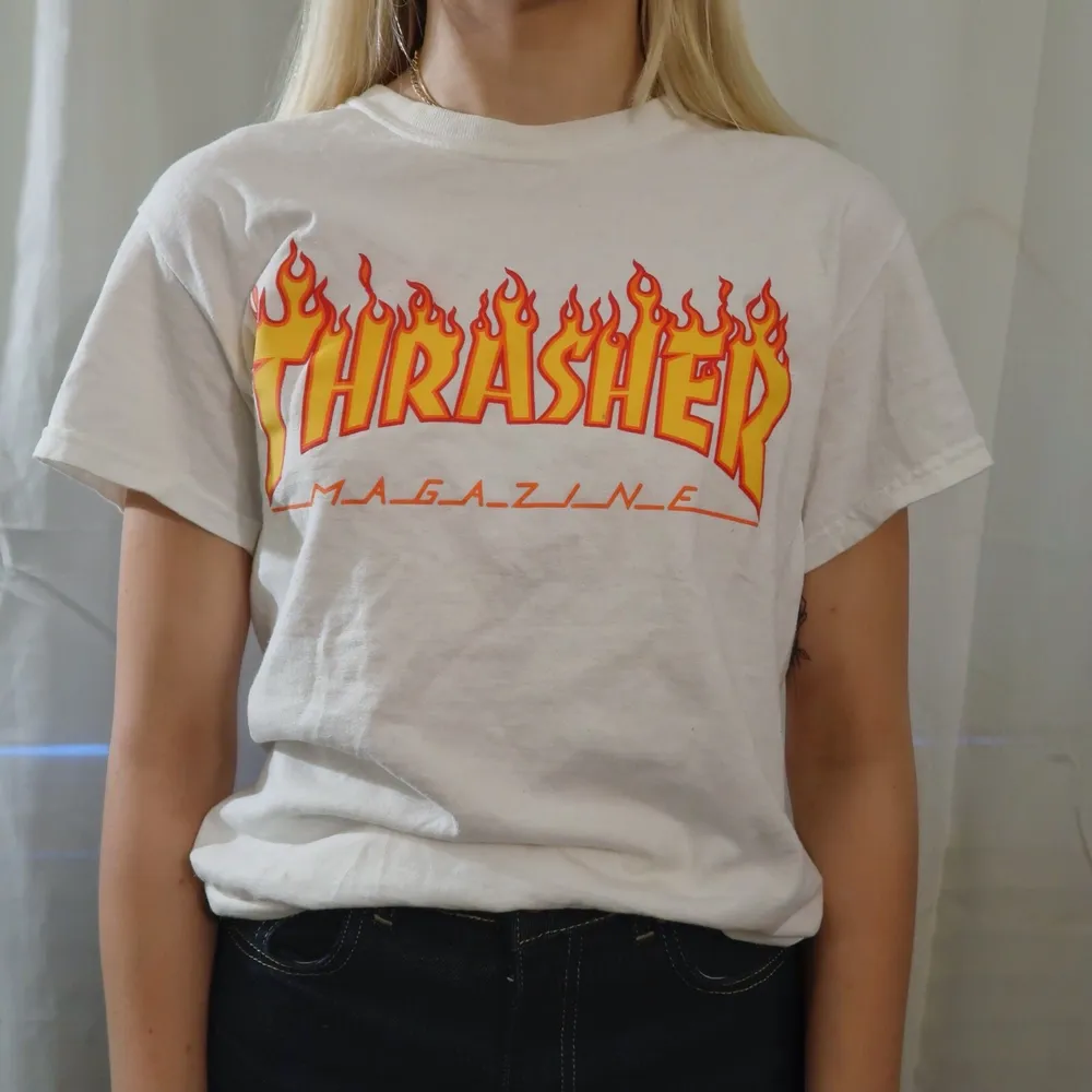 Snygg Thrasher t-shirt nästintill oanvänd i storlek S. Frakt tillkommer på runt 60 kr💕. . T-shirts.