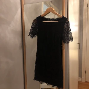 Svart klänning i spets från Rut and Circle  - Säljer pga för liten. Går precis nedanför rumpan på mig som är 175cm