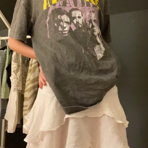 Volang kjol - Jag säljer denna volang kjol i storlek xs som är köpt på shein. Säljer pågrund av att det inte är min stil längre.