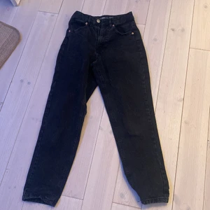 Jeans - Säljer dessa svarta jeans för är för stora och kommer inte till användning och mina syskon vill inte heller använda dom!💌💗Vi bestämmer priset tillsammans!💌Hör av er vid intresse!😉😍