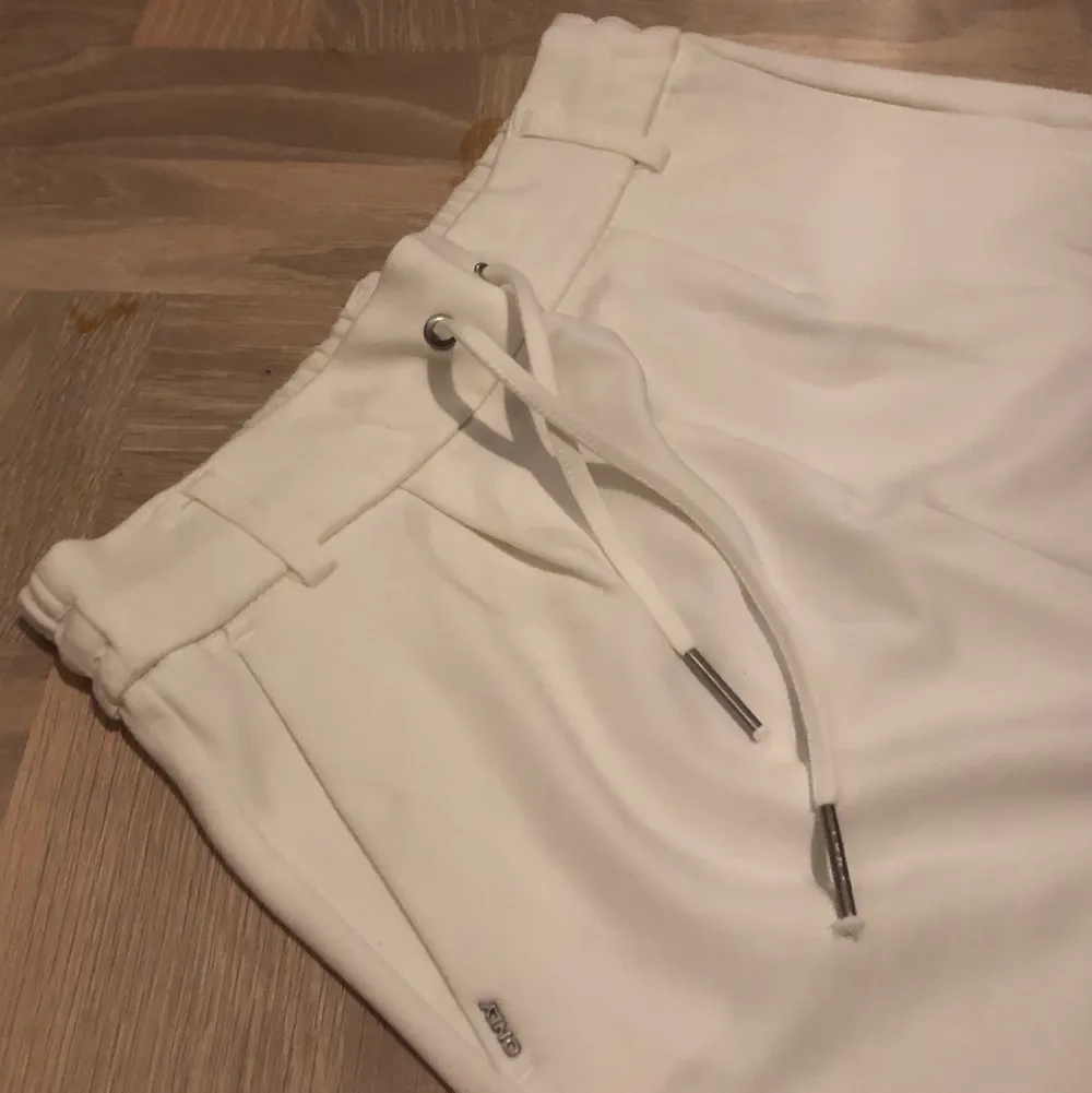 En vit kjol från only, som inte kommer tlll användning längre, använd ett fåtal gånger. 120kr inklusive frakt✨. Kjolar.