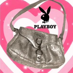 Playboy väska😍 - Säljer nu min älskade väska som tyvärr inte kommer så mycke till användning längre💞 Den är köpt second hand men är i välsigt bra skick❤️