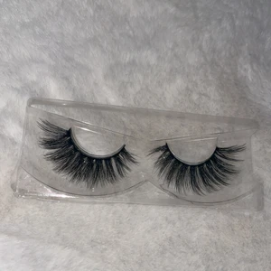 Ögonfransar - Säljer dessa ögonfransar då dom var alldeles för stora för mig, dom är dock jätte fina. Köpte dom nyss av en tjej som inte använt dom o jag har bara testat en av dom för o se om dom såg bra ut på mig💗