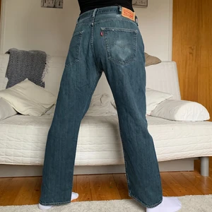 Levis 501 - Säljer dessa Levis som ser ut att vara 501or (numret har försvunnit från lappen), i en storlek W40L30, 100cm midja och 73cm innerbenslängd! Modellen är 178cm lång och brukar bära storlek L❤️ Obs! En hälla (båltesögla) är trasig och syns på bilderna💕