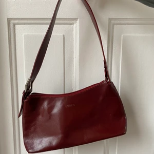 Vinröd axelväska❤️ - En drömmig axelväska köpt second hand❤️‍🔥❤️‍🔥 se bild 2 för passform. 